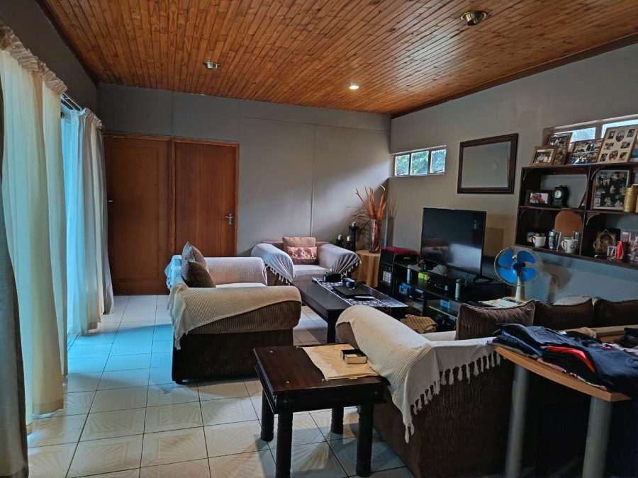 6 Bedroom Property for Sale in Heuwelsig Free State